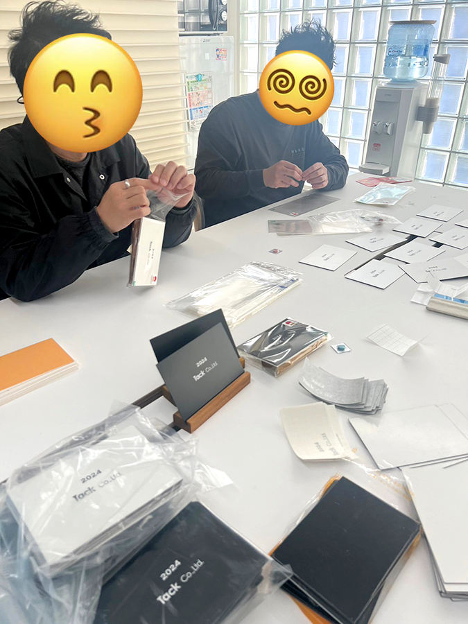 2024年御年賀を梱包する東京支店の営業部の皆さん