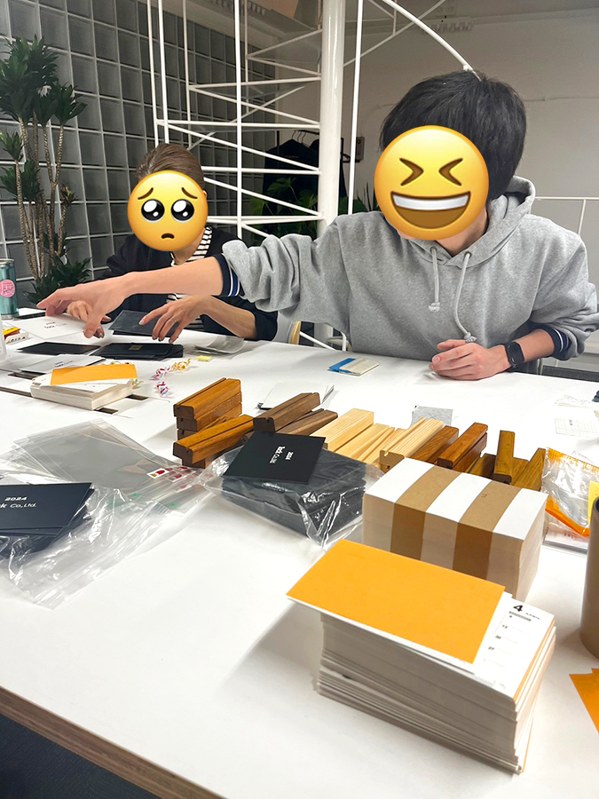 2024年御年賀を梱包する東京支店の営業部の皆さん