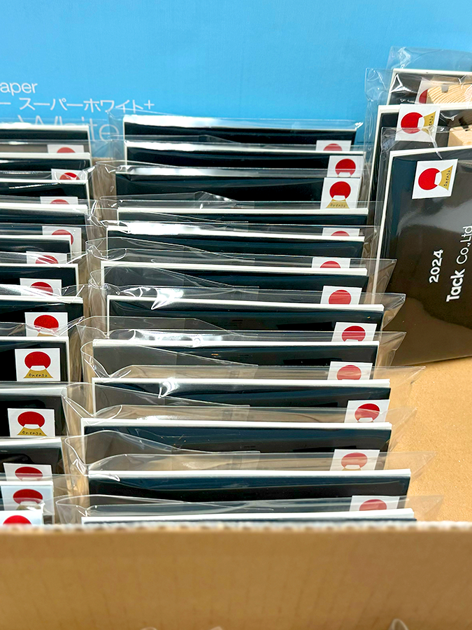 2024年御年賀を梱包する東京支店の営業部の皆さん